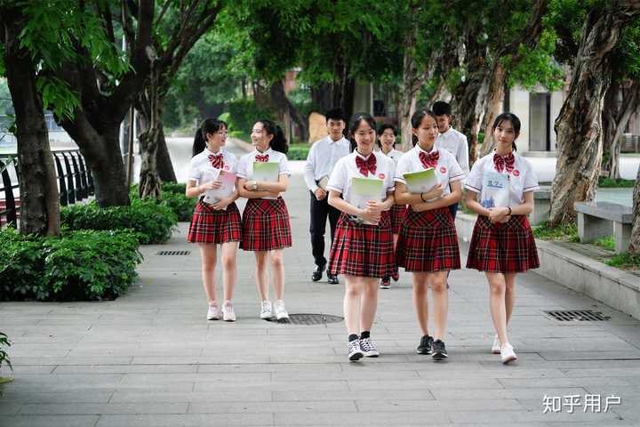 以我高中就读的广州西村协和中学为例(其他学校多数亦如此)两种校服的