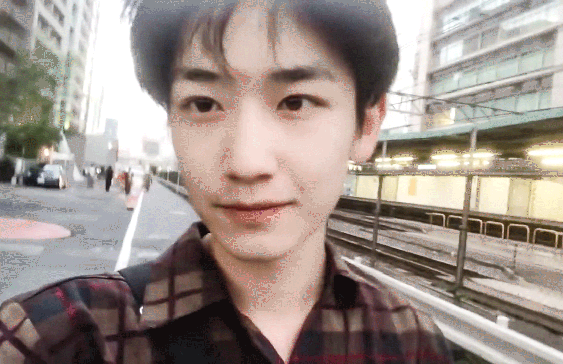 喜欢微博上的他 文艺 像穿着校服的高年级学长那样 干净 成绩好 在一