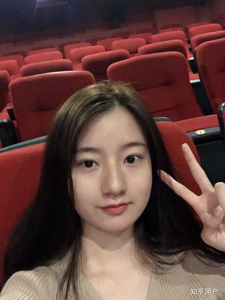 第一张没有p的素颜哦,其实她不怎么化妆,素颜已经很好看了