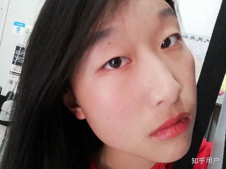 有没有那种单眼皮小眼睛塌鼻梁厚嘴唇但还挺好看的女生?