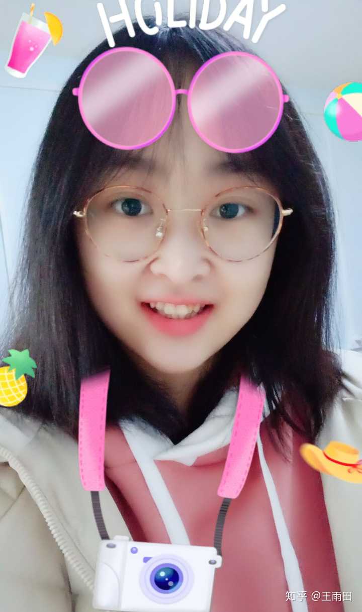 确实是的,不得不承认,大脸塌鼻子女生更适合戴眼镜一些.