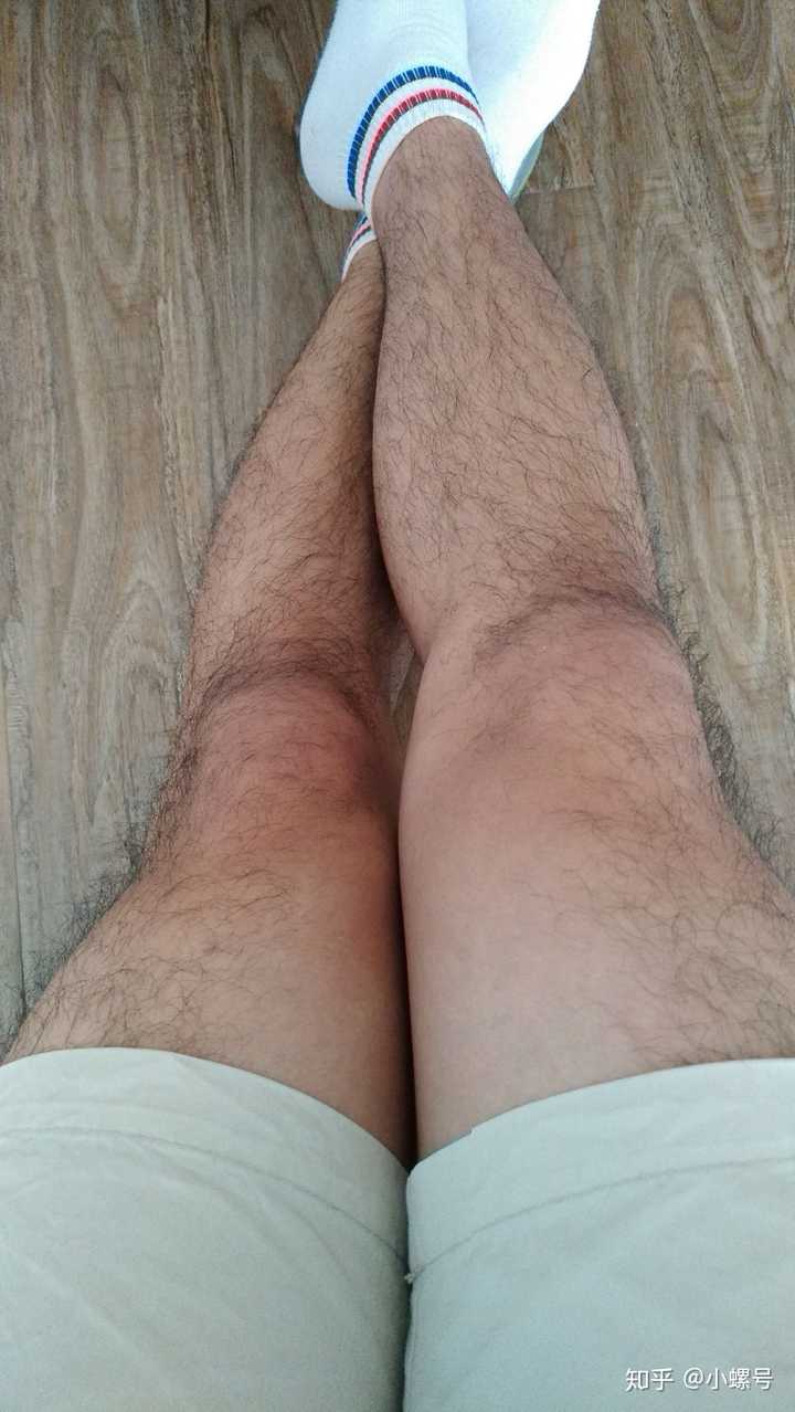 腿毛茂盛的男生夏天应该刮腿毛吗?