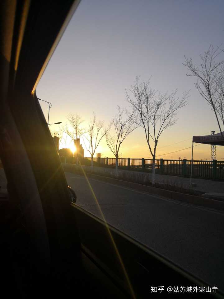坐在车上随手拍的夕阳 .