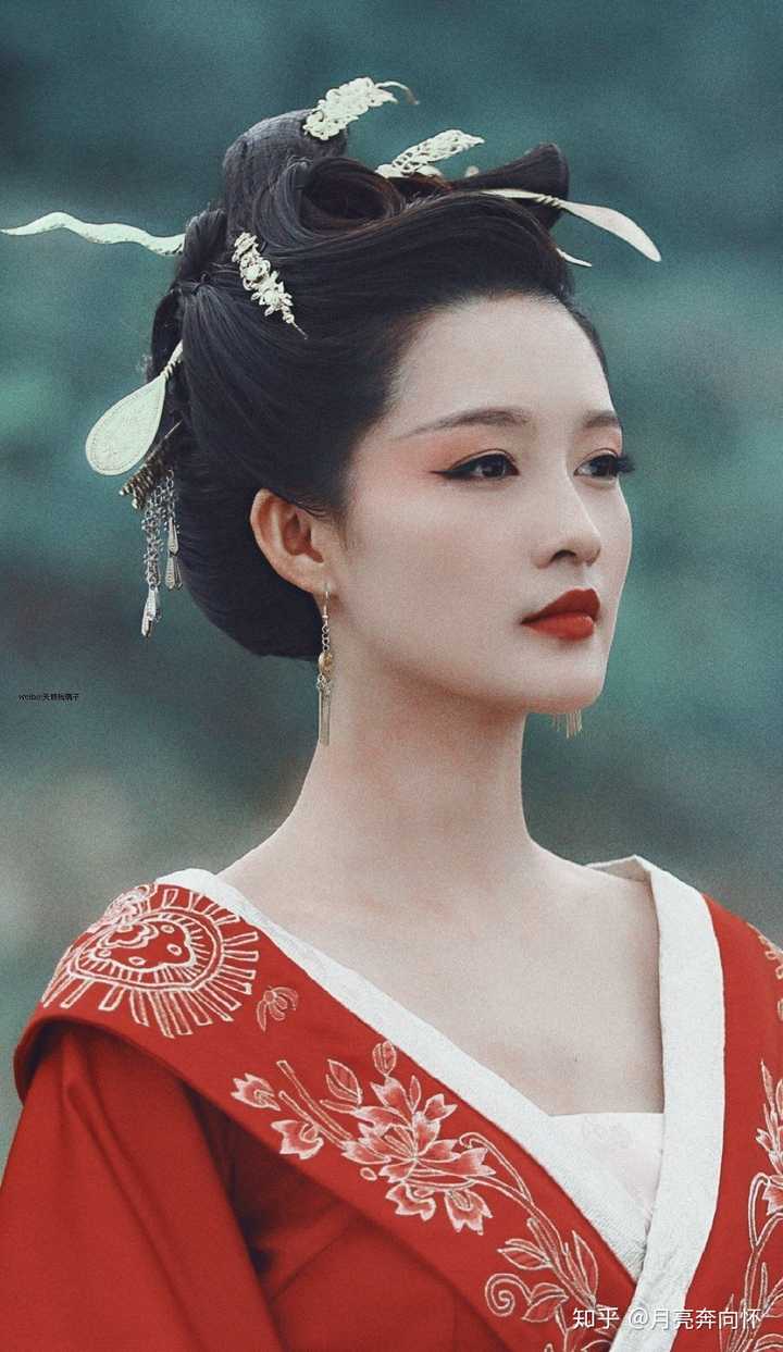 有哪些女演员穿古装特别美?