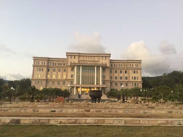 提到我们三亚皇家贵族学院肯定要提一下出资人李书福哈哈 听说学校过