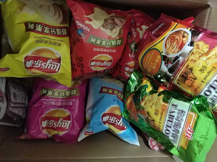 我要是有女朋友,我买这么多零食,岂不是要被她笑话死?