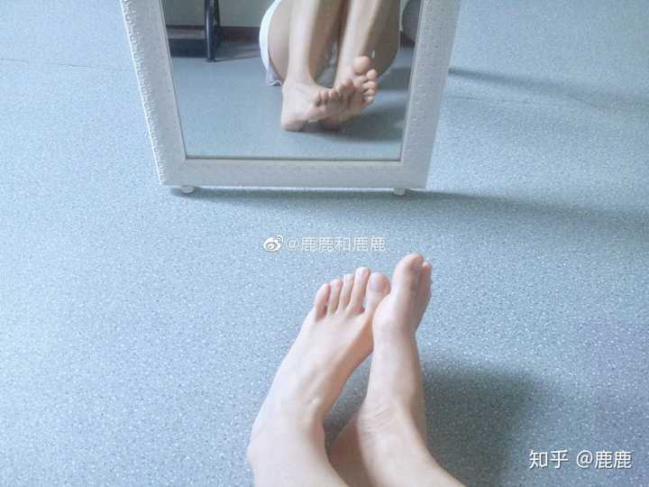 关键在于脚型,脚小是个平足,脚掌肥厚也不好看