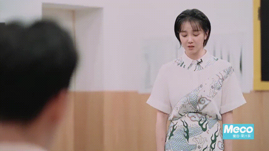 相比郭导情感的纠结还是更喜欢赵薇,直接指出心仪的演员,已落座但不