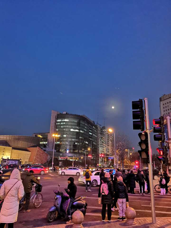北京大街夜色. 车水马龙.够唯美吗?