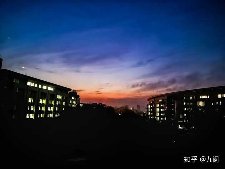 图书馆 升华广场 东南门一进去就是 济南大学的门面.