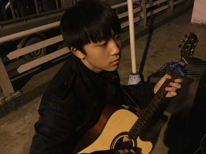 大学里会弹吉他的男生真的很受欢迎吗?