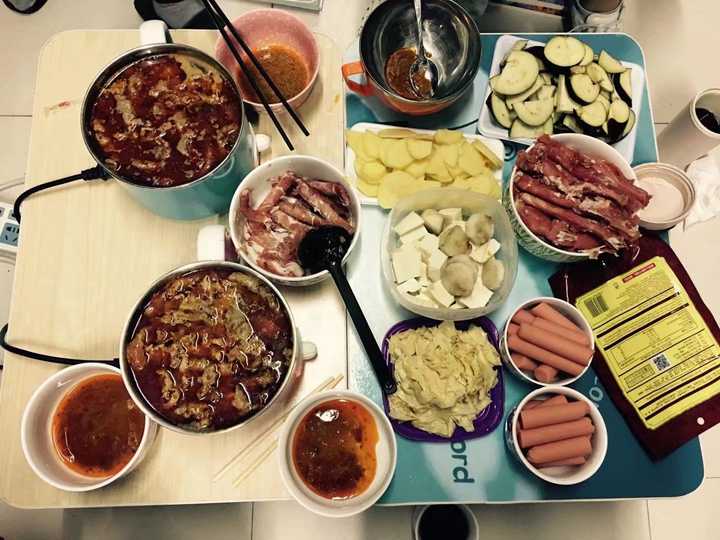 最后,放一张我们宿舍吃火锅的图,每次大家一起买菜,一起抢肉,一起收拾