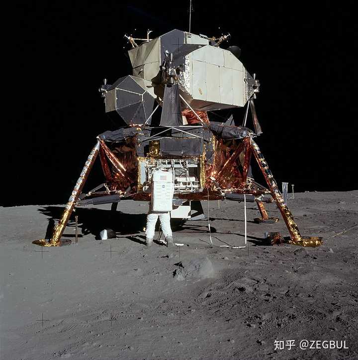69年5月18日,阿波罗10号发射,3名宇航员再次造访月球轨道,期间进行了