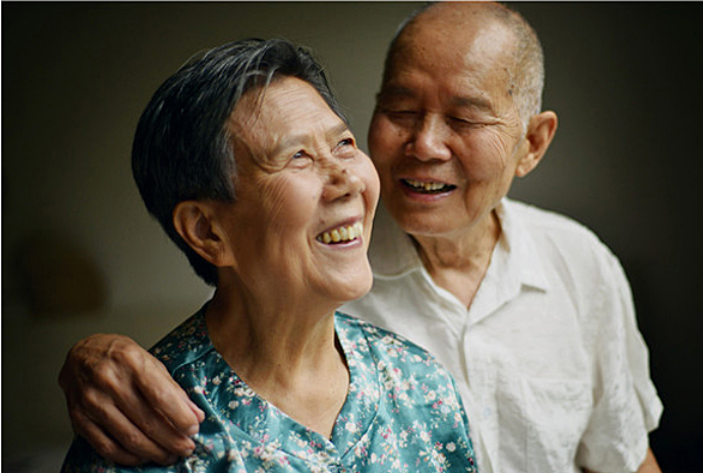 这张是我之前拍得,老人也是失去了老伴儿,儿子带着媳妇回家拍婚纱照