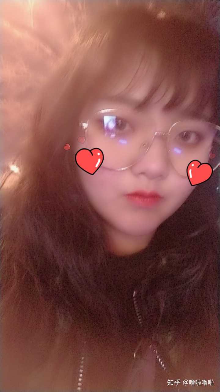 学校很多小姐姐打扮的都成熟,穿上校服就会很好了.