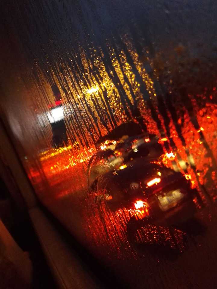 下雨天的夜晚,一个人的巴士