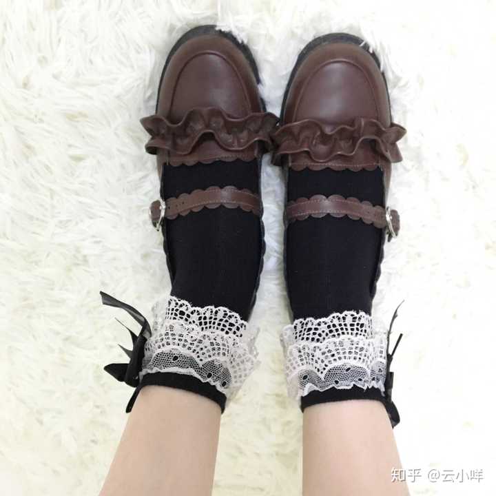 棕色lo鞋只能搭白袜子吗?