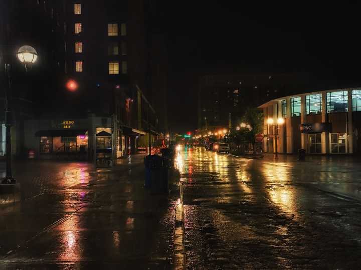 住在安娜堡的时候 有一天晚上下雨拍的街景
