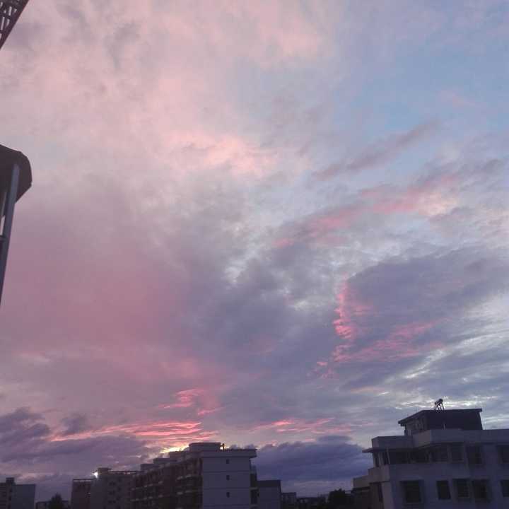 那天下午放学回到家,窗外的天空真的超美啊.