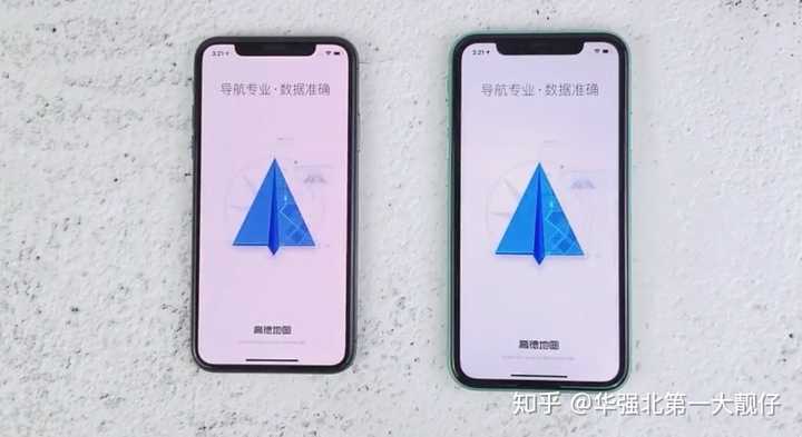 外观篇 背部机身方面iphone11为玻璃材质,后置摄像头以居左式浴霸状