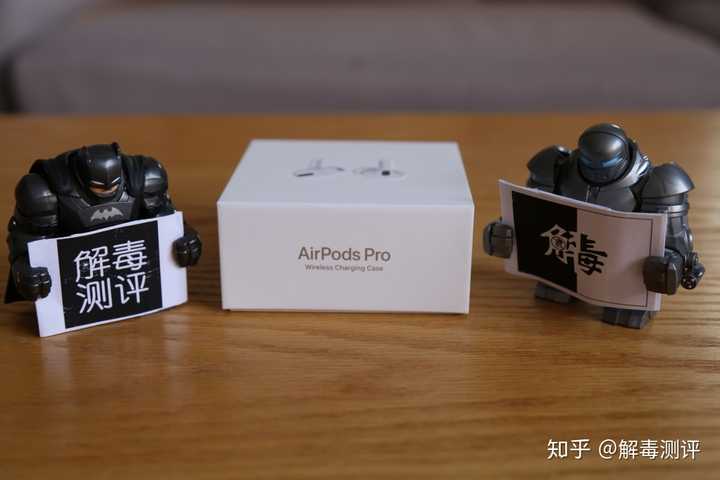 airpods pro的外包装依旧延续了前代的特点,简洁简约无需多说.