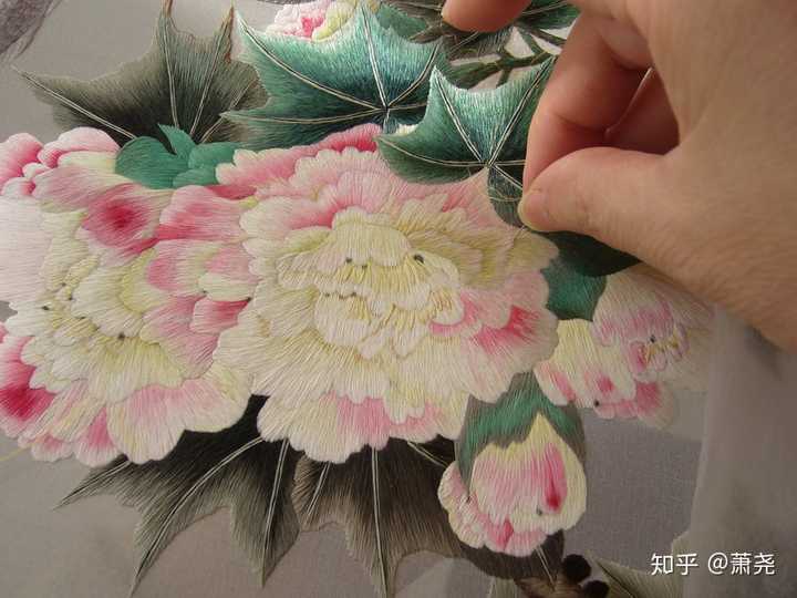 蜀绣《芙蓉鲤鱼》绣制中