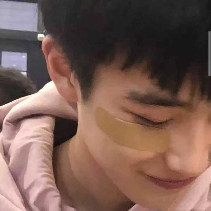 抽烟的头像,酷的确是酷,但对于女孩子来说,少年感的头像就更讨喜欢了!
