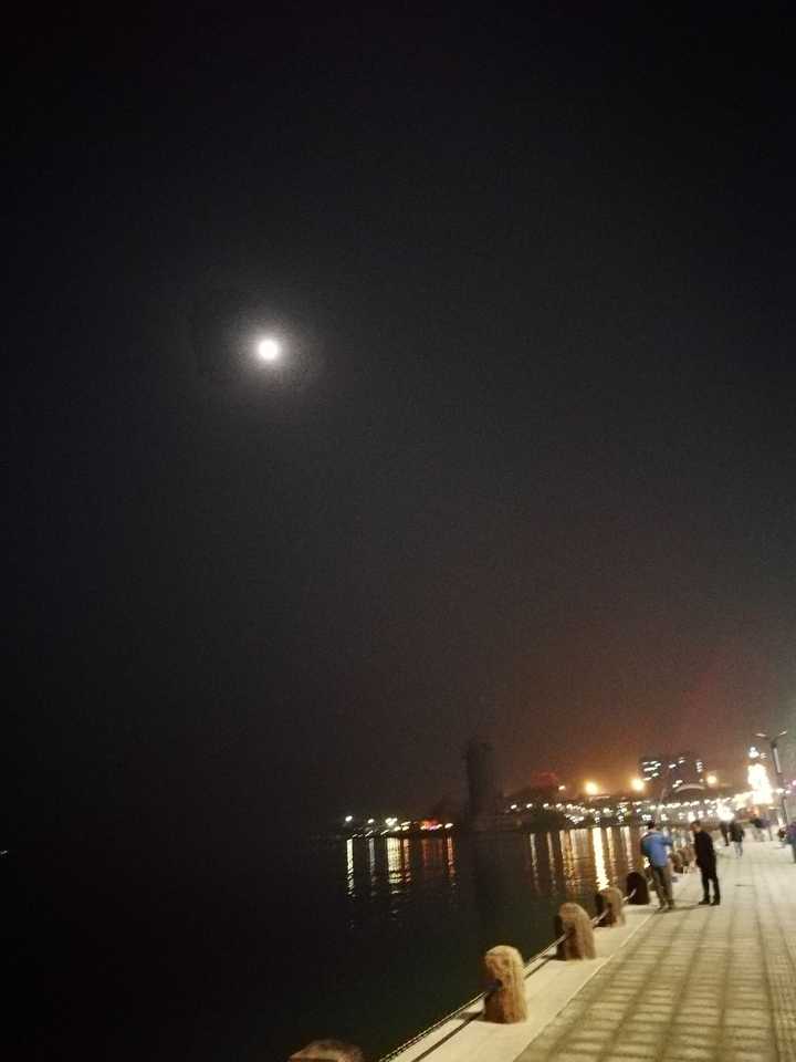 (某天海边很远的月亮)