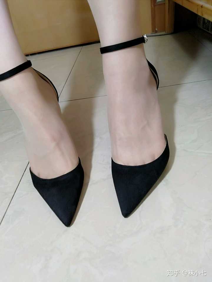 为什么很多女性喜欢坐下来的时候脱掉高跟鞋然后不停的摸自己的丝袜脚