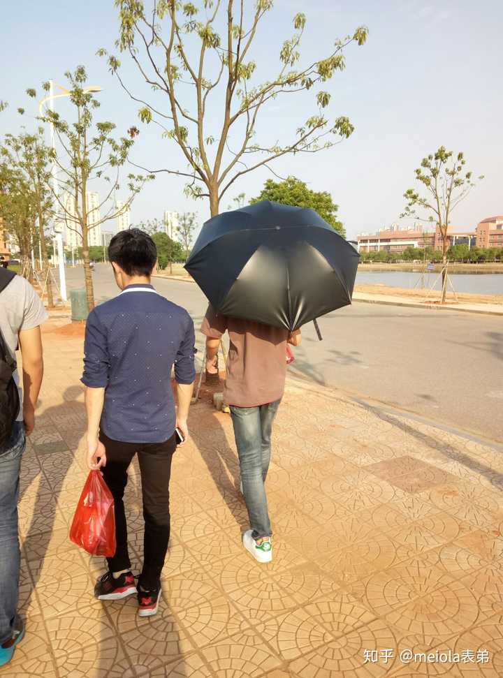 男生一个人在晴天打伞,会被觉得娘炮吗?为什么?