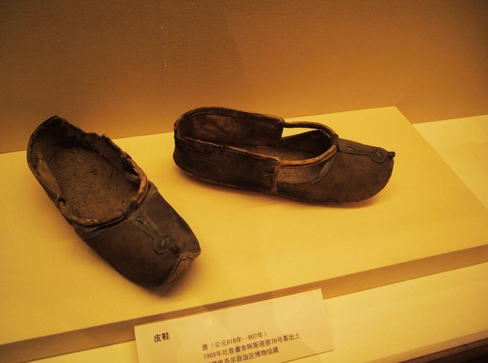 1969年,吐鲁番阿斯塔那76号墓出土的唐代皮鞋.