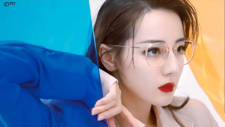 有没有大佬把迪丽热巴所有性感的无水印照片给我
