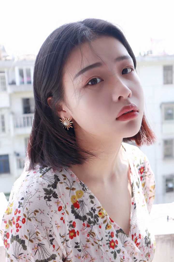脸大的女生怎么拍照好看?