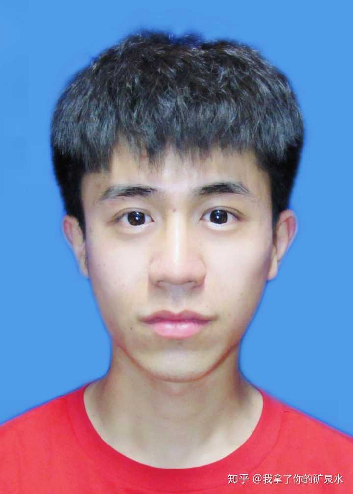 (在寝室拍的证件照)