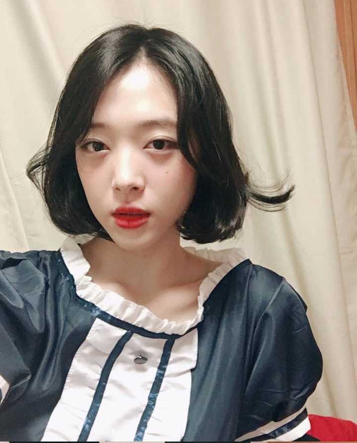 怎么说呢 金鱼眼肿眼泡 眼间距这么大. 粉丝是这样说的.