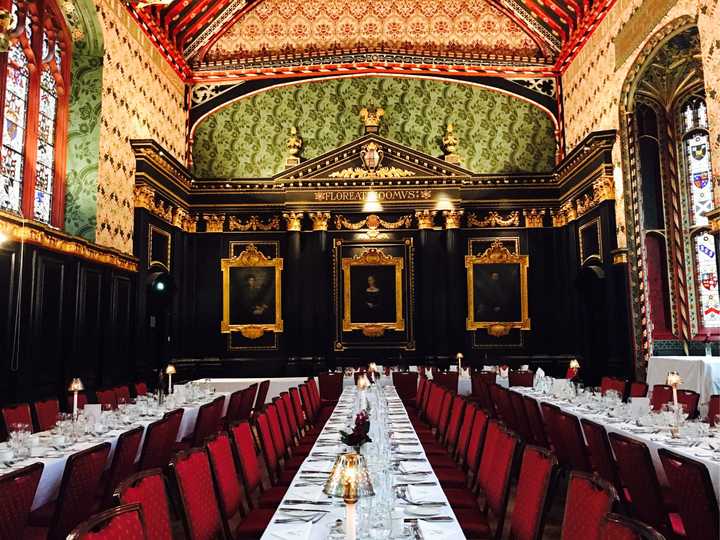 在剑桥大学和牛津大学等知名高校吃正餐(formal dinner)是一种什么样