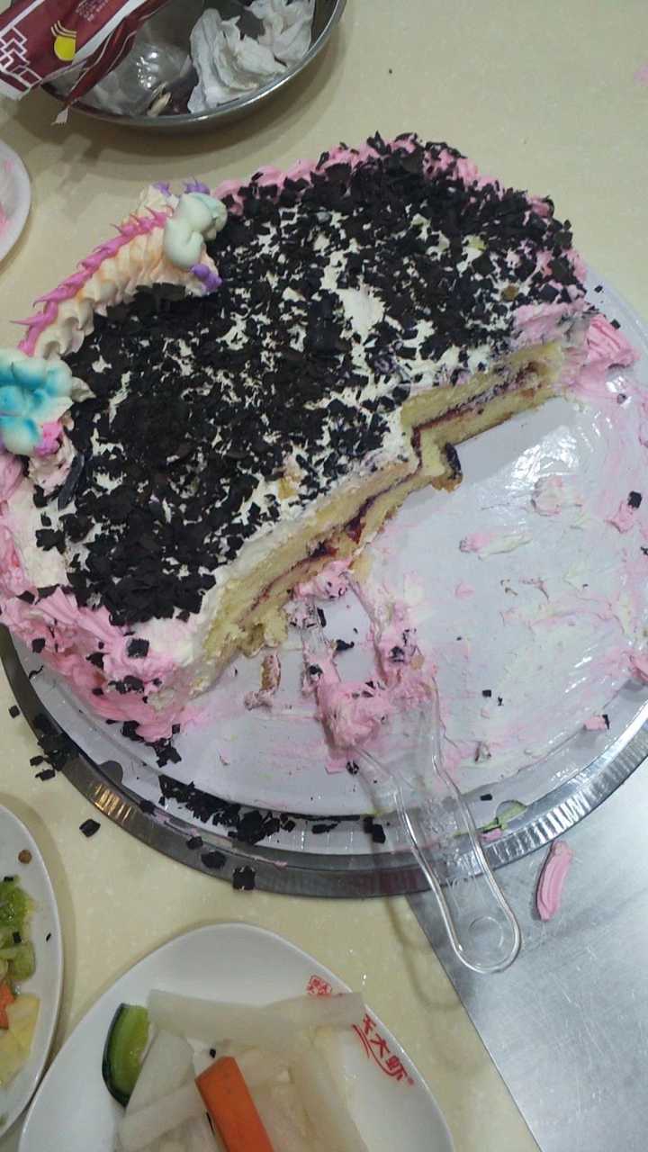 如何看待把生日蛋糕往人脸上抹的行为?抹的人是出于什么心态?