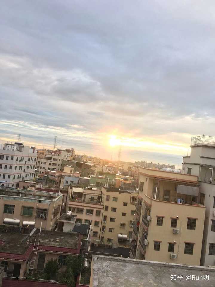 在楼顶拍的日出 公寓在大马路边  房子阳光超足 (手机上只有这张照片