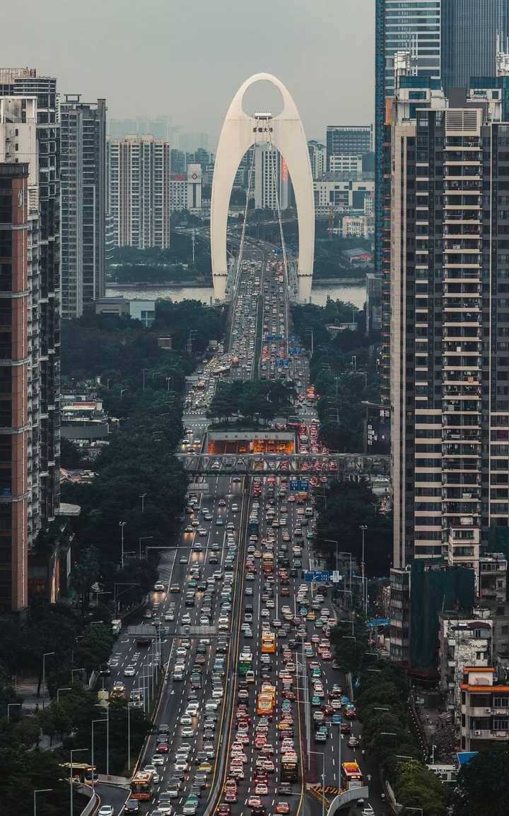 城市高峰期的车流,拍摄于广州猎德大道和花城大道交叉口,图片来源@vcg