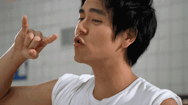 黄天阔从小朋那里,学会了秧秧的手语名种.