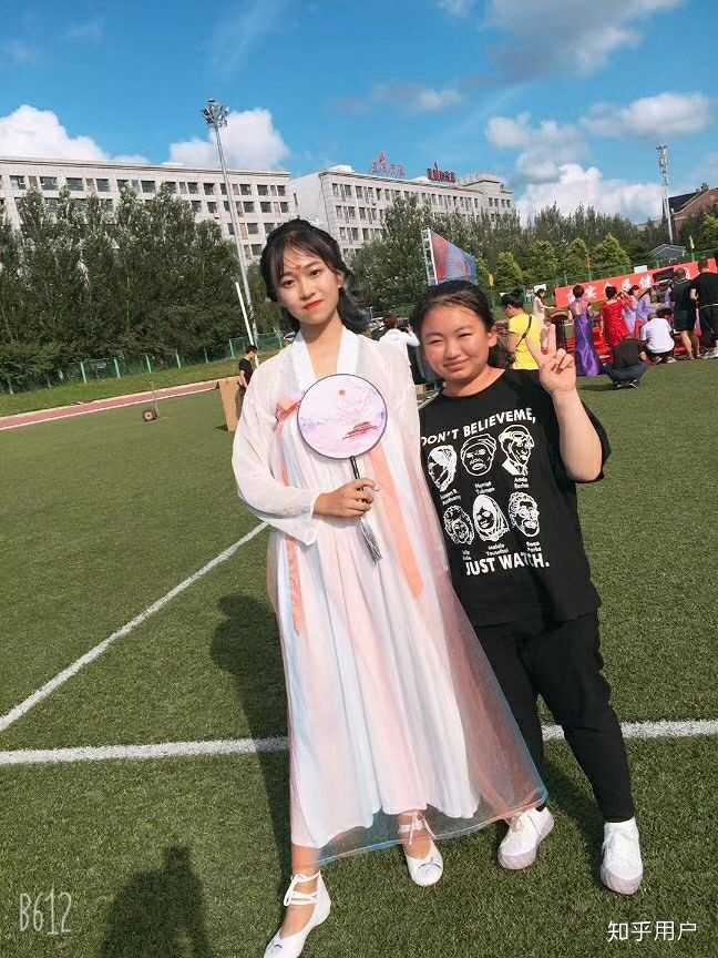 我家楼上的小妹妹 下学期初三吧 学霸 从来不化妆 个人觉得好看 170多