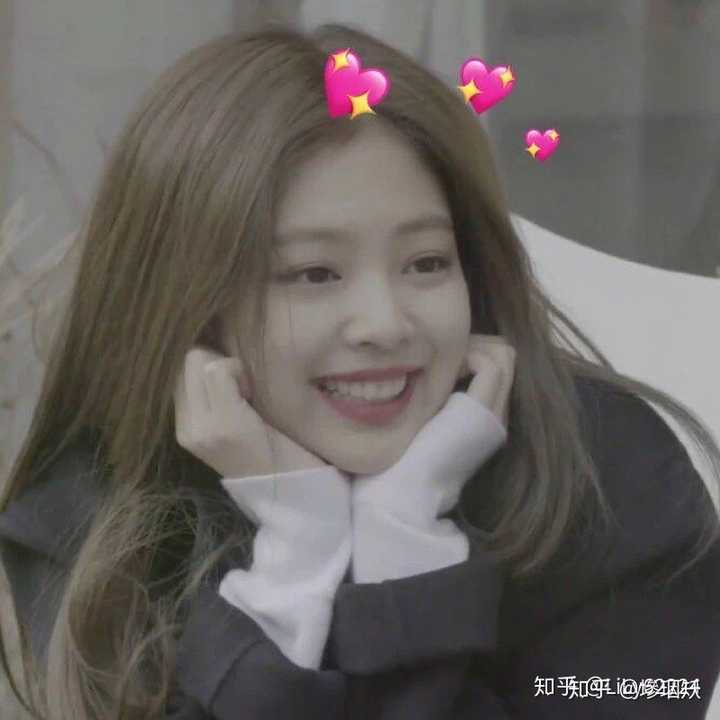 jisoo就是心形唇,很清冷的气质 rosé就是花栗鼠,脸有一点点长的那种