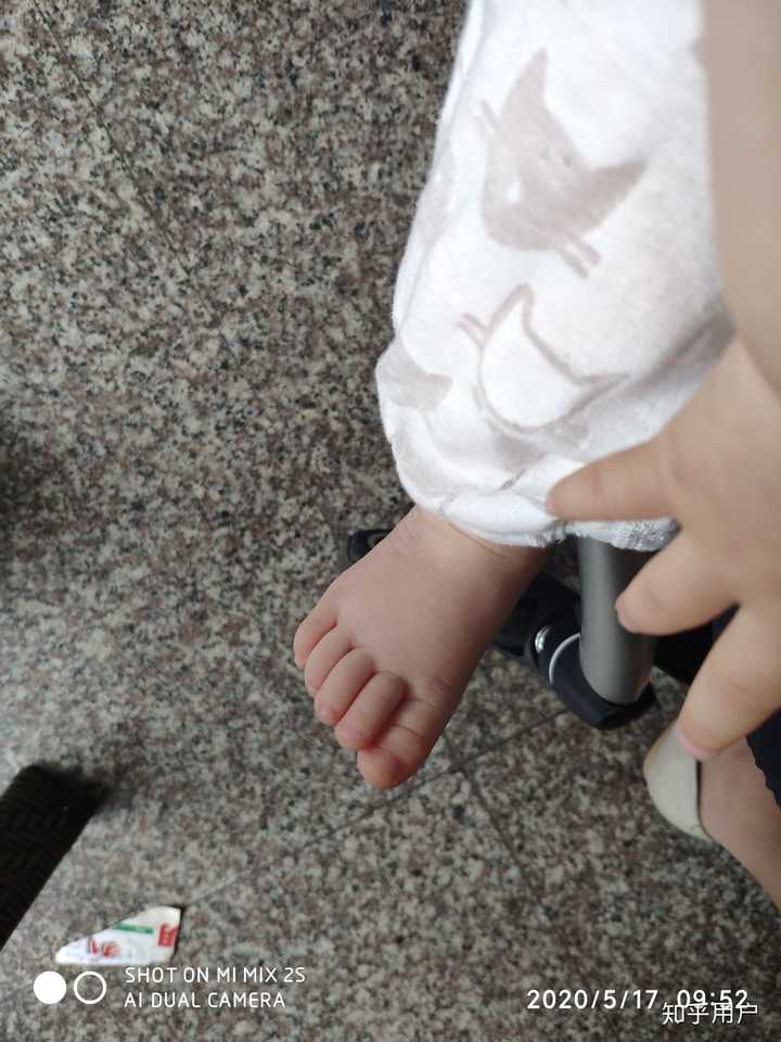 当然是我女儿这样的啦,白白嫩嫩,脚趾修长均匀(虽然现在肉肉的,但是