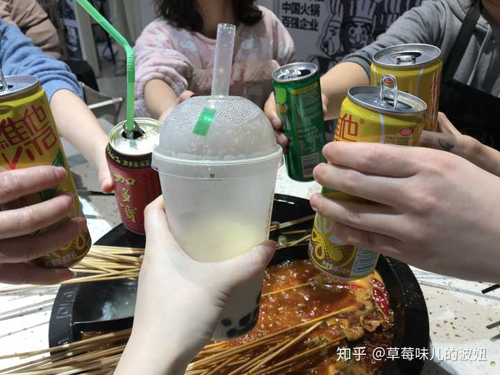 平时我也会肥宅快乐啊,喝甜甜的奶茶,出去聚会逛街必定奶茶不离手.