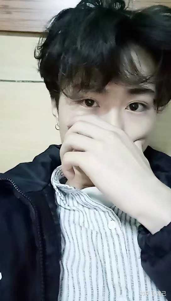 男生怎样理一个好看的中分发型?