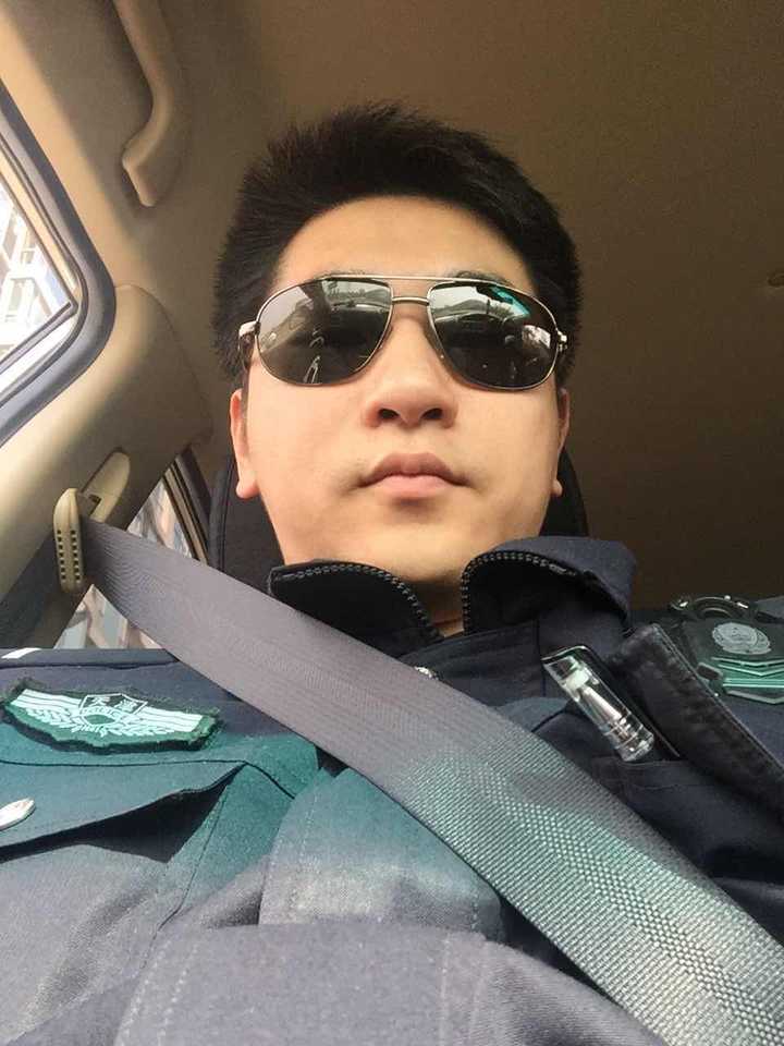 警察会认为自己穿制服很帅吗?