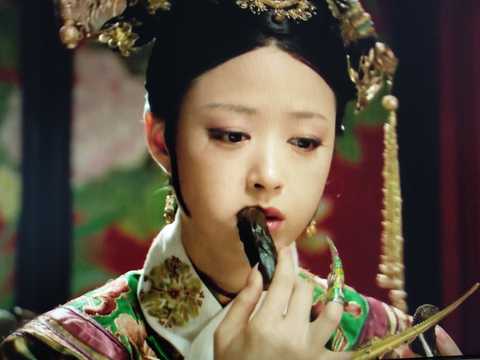 华妃吃多了酸黄瓜之后恶心呕吐,又勾起了伤心事
