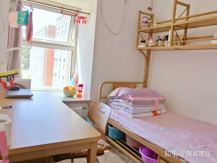 大学宿舍是住单人间好还是多人?