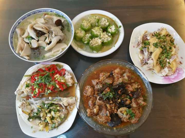 来张全家福. 有鸡有鱼,有荤有素,有汤有菜.