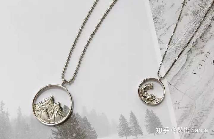 这款海誓山盟的情侣项链图案设计新颖,925纯银材质,男生款比女生款